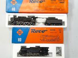 trois petits trains miniatures empilés les uns sur les autres