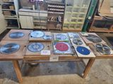 une table sur laquelle sont posés de nombreux disques