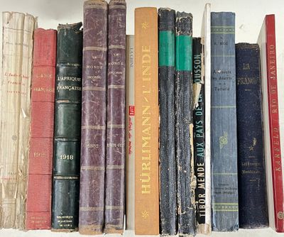 de nombreux livres anciens, tous rangés sur une étagère