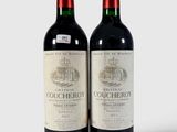 deux bouteilles de vin posées l'une à côté de l'autre sur une surface blanche