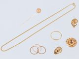 beaucoup de bijoux en or sur une surface blanche