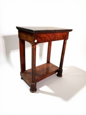 une petite table en bois avec un plateau en marbre sur fond blanc
