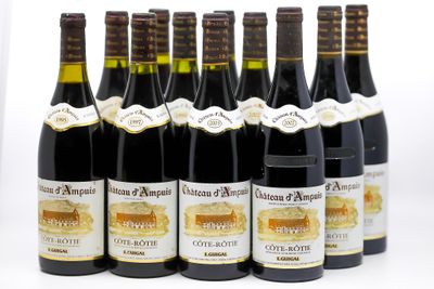 six bouteilles de vin sont alignées sur une surface blanche