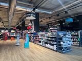 un magasin avec beaucoup d'articles sur les étagères
