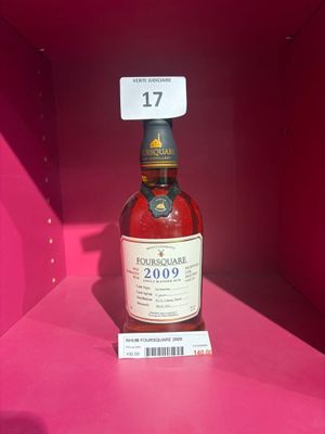 La bouteille de whisky est exposée dans la boîte rose.