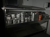 de nombreuses casseroles et poêles sur l'étagère de la cuisine