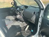 une voiture dont la portière est ouverte et l'intérieur