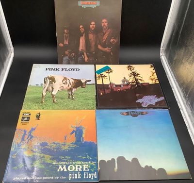 trois vinyles de The Monk, et The Monk sont posés sur une table