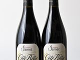 deux bouteilles de vin posées sur une table en bois