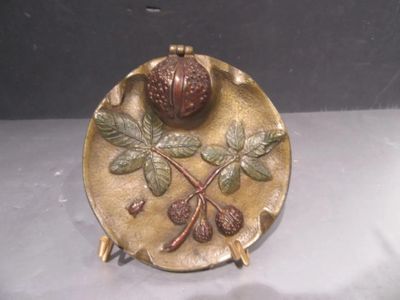 une assiette posée sur une table, sur laquelle se trouve une figurine