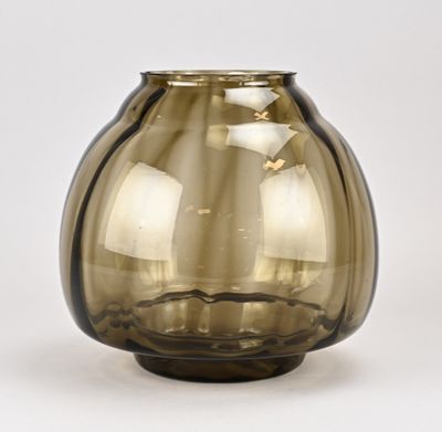 un vase en verre brun posé sur une table