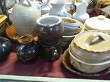 de nombreux objets en poterie de différents types exposés sur une table