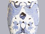 un tabouret en porcelaine bleue et blanche orné d'un motif de dragon