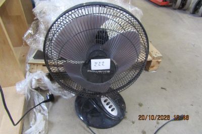 un ventilateur posé par terre dans une pièce