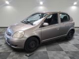 la photo d'une voiture argentée garée dans un garage
