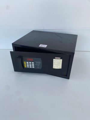 un four à micro-ondes noir posé sur un comptoir blanc