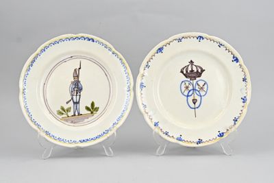 une paire d'assiettes bleues et blanches ornées de motifs