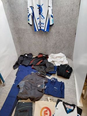 beaucoup de vêtements qui traînent sur le sol
