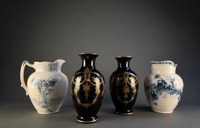 trois vases posés l'un à côté de l'autre sur une table