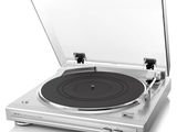 un gros plan d'un tourne-disque posé sur une surface blanche