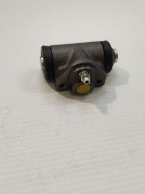 une photo en gros plan d'une valve de frein posée sur une surface blanche