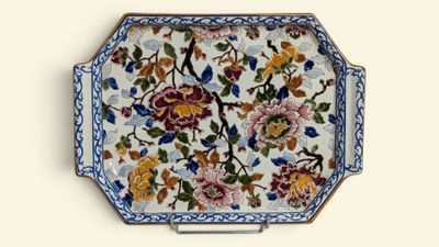 une assiette avec un motif floral sur un support