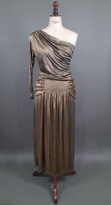 une image d'une robe sur un mannequin mannequin mannequin mannequin mannequin mannequin mannequin mannequin mann