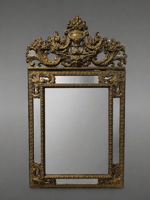 Miroir à parecloses en laiton repoussé à décor d'un vase fle…