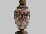 un vase avec un tableau posé sur un support