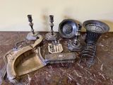 beaucoup d'objets en argent sur la table