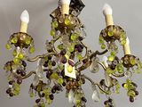 un lustre d'où pendent des grappes de raisin au plafond
