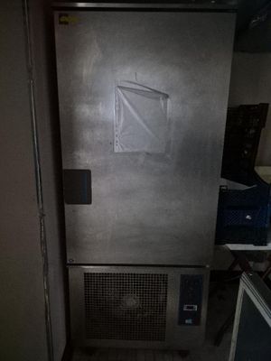 une photo d'un congélateur dans une pièce encombrée