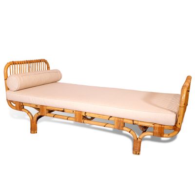 une photo d'un banc en bois sur lequel est posé un coussin