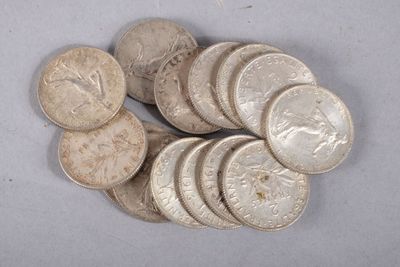 une pile de pièces de monnaie posée sur une table