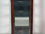 une vitrine en verre avec une horloge à l'intérieur