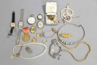 beaucoup de bijoux posés sur la table