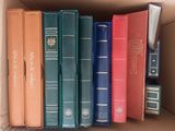 de nombreux livres qui se trouvent dans une boîte sur la table