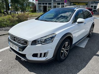 la voiture blanche est garée sur le côté de la route