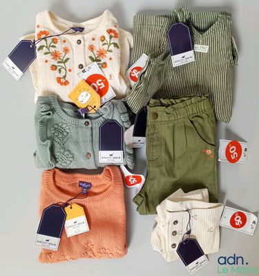 un tas de vêtements et d'étiquettes posés sur une table