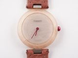gros plan d'une montre-bracelet sur une surface blanche