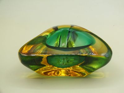 Cendrier triangulaire en verre teinté vert et jaune. - Photo 1