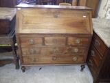 un bureau en bois avec des tiroirs et des tiroirs sur le dessus