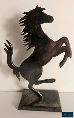 statue d'un cheval dressé sur ses pattes arrière, posée sur un socle en marbre