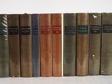 beaucoup de livres alignés sur une table