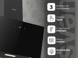 un gros plan d'un four de cuisine noir posé sur un mur blanc