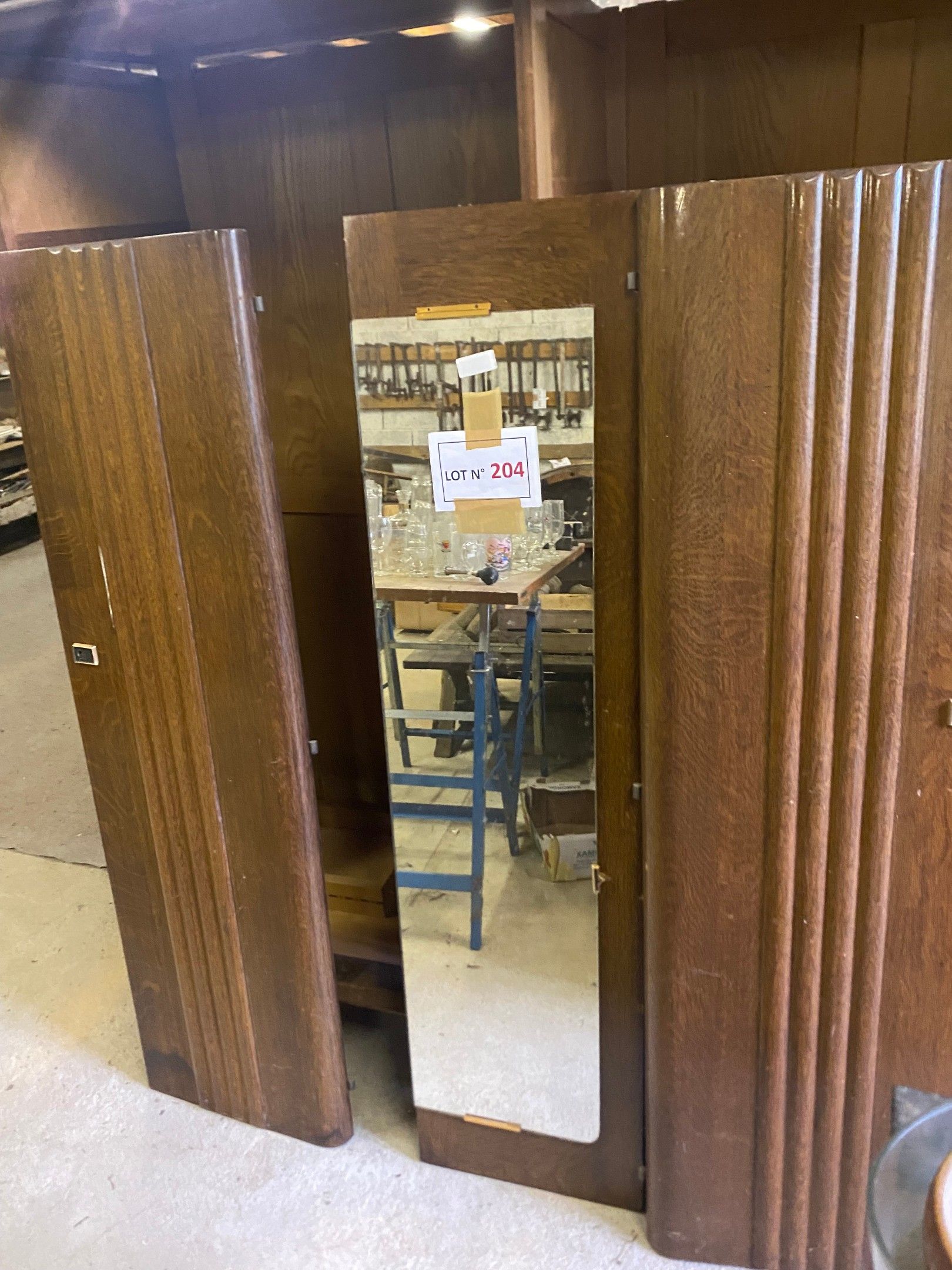 Armoire (milieu XXeme), en chêne verni et à 3 portes, foncé d’un miroir au centre (178X60X187Ht) et déjà démontée, fa...