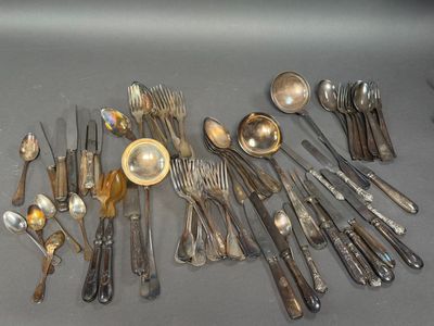 beaucoup de cuillères et de couteaux à cuillère sur la table