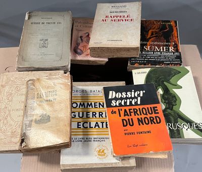plusieurs livres sont empilés sur une table