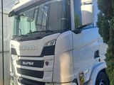 un camion blanc garé devant un bâtiment