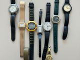 de nombreux modèles de montres exposés sur une table